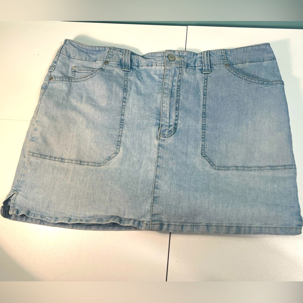 Gloria Vanderbilt Denim Skort Size 18